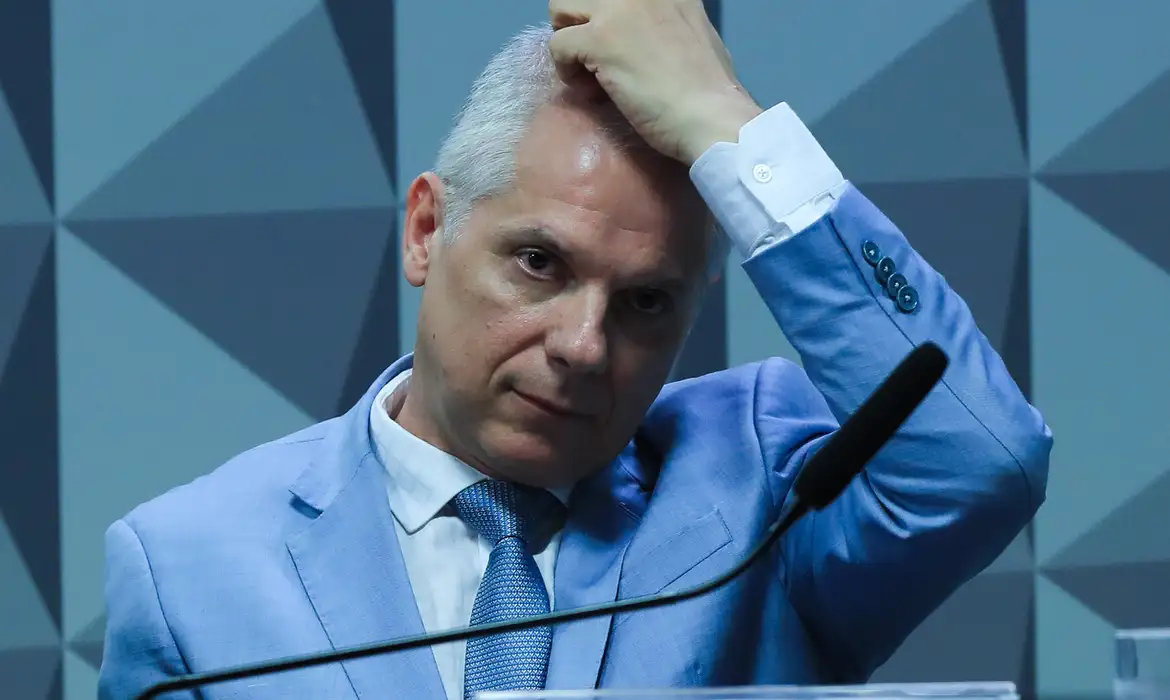 Ex-presidente do INSS é preso em operação que apura fraudes bilionárias em aposentadorias