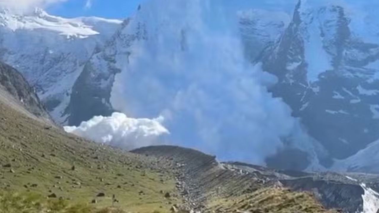 Avalanche atinge grupo de alpinistas e deixa 11 mortos em montanha na Rússia