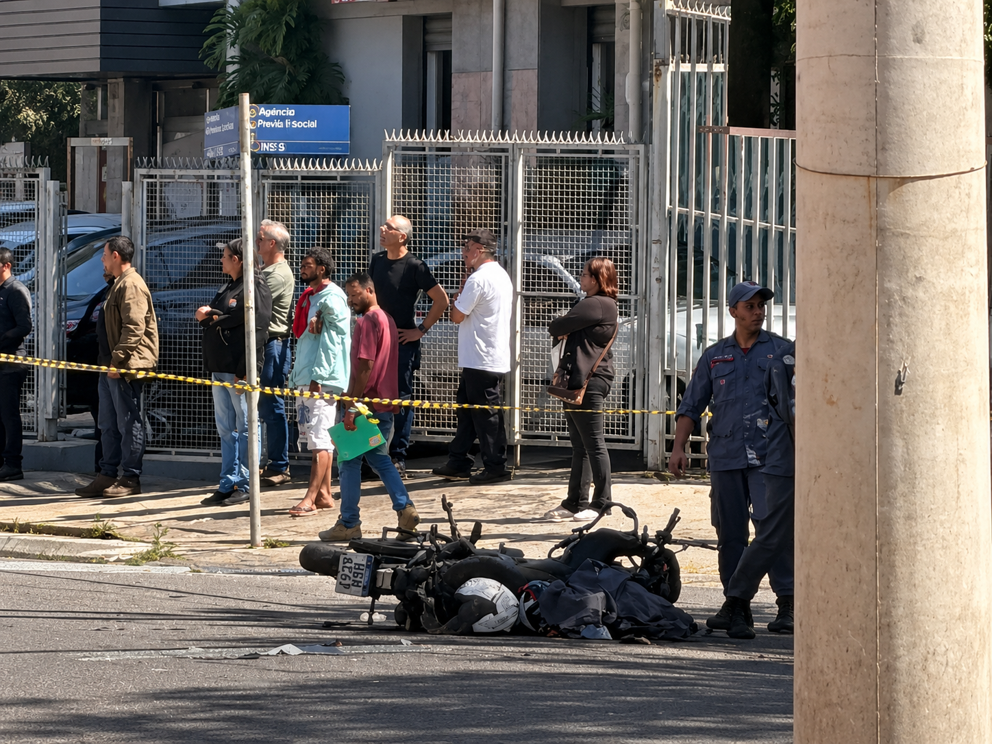 Acidente entre motociclista e veículo de resgate mobiliza equipes na Monteiro Lobato, em Guarulhos