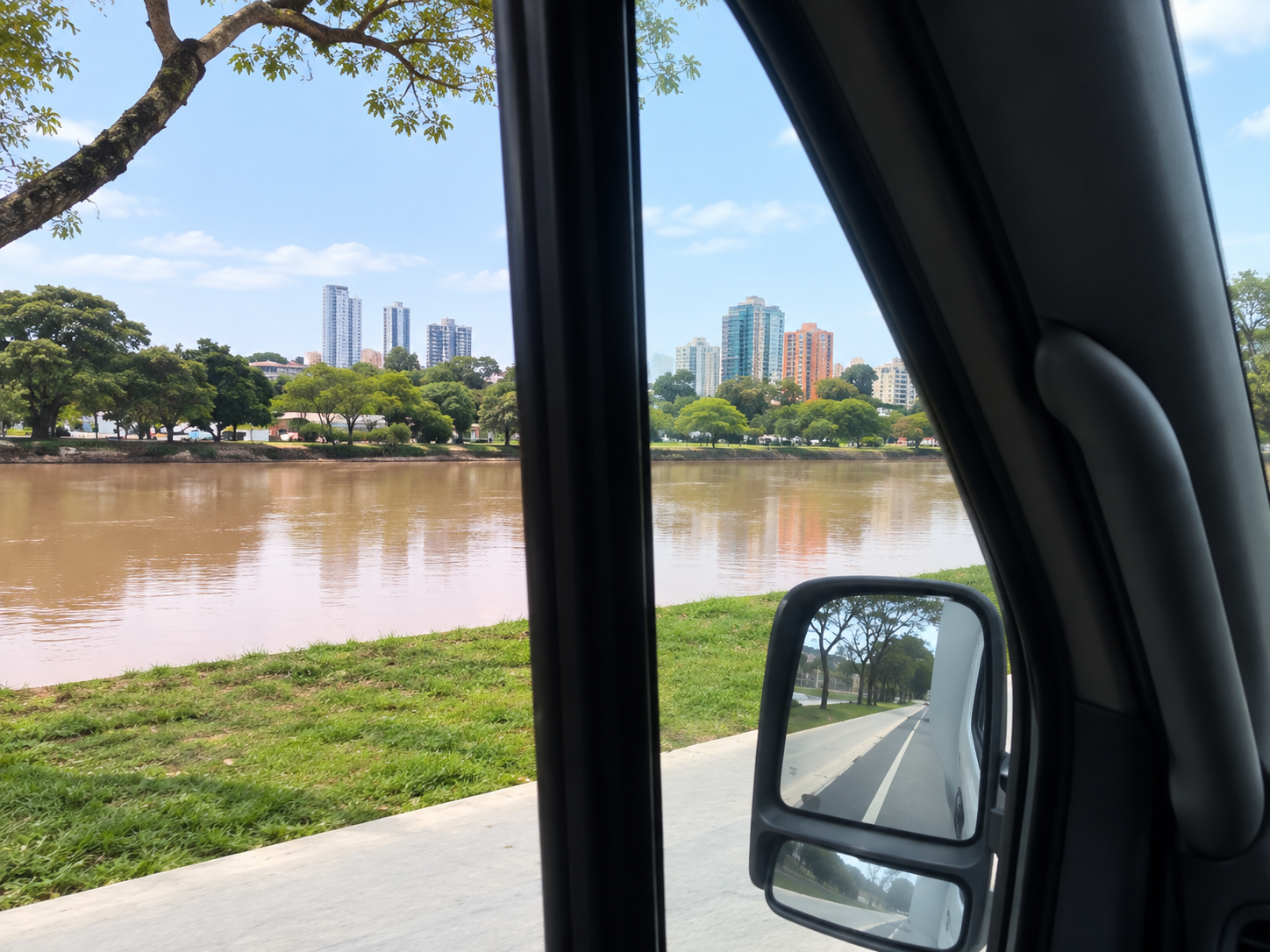 Alerta no trânsito: guarulhense registra subida do Rio Tietê após fortes chuvas