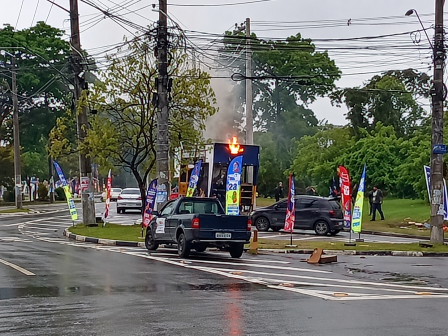 Veículo usado em propaganda eleitoral pega fogo no Jardim Nazaré, em Guarulhos
