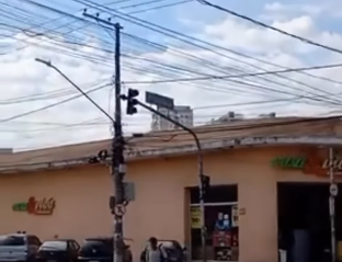 Semáforos estão há três dias sem funcionar em cruzamento da Vila Galvão