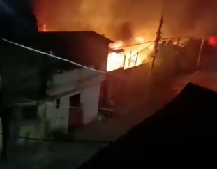 Incêndio atinge empresa de sucatas durante a madrugada e é controlado nos Pimentas
