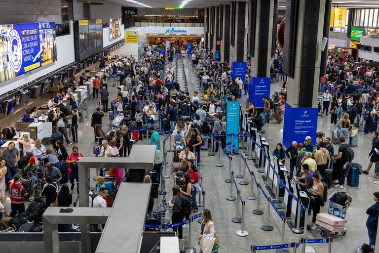Drones paralisam pousos e decolagens no Aeroporto de Guarulhos