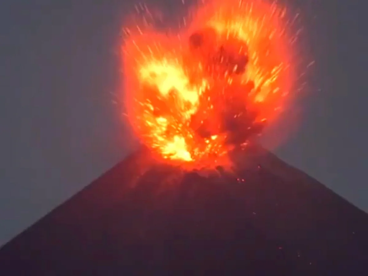 Cinzas do Anak Krakatau fecham oito aeroportos e afetam 170 mil passageiros