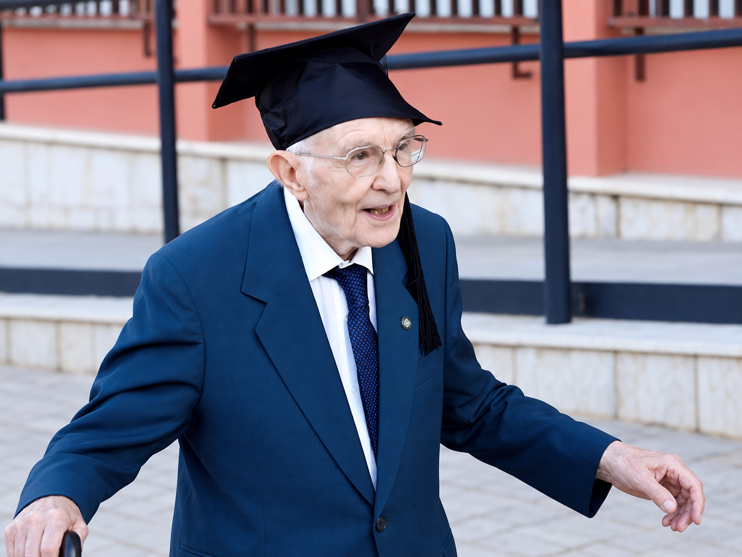 Aos 98 anos, italiano conclui mestrado com nota máxima e inspira pela paixão pelos estudos